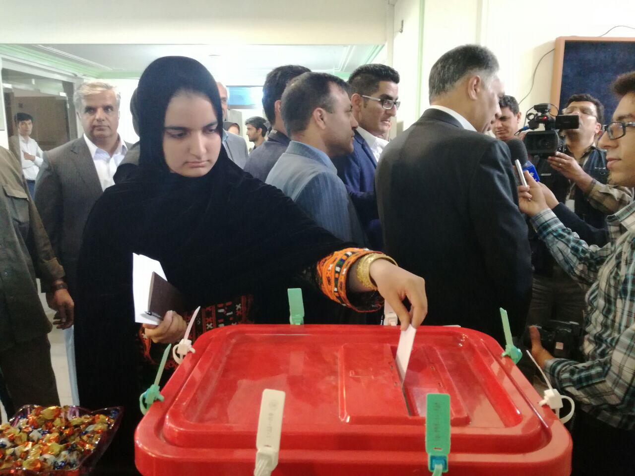 انداختن رای نخستین رای اولی سیستان وبلوچستان  به صندوق اخذ رای