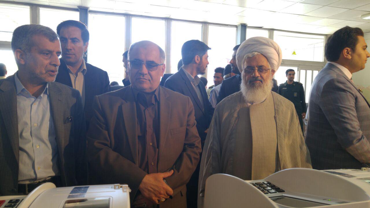 حضور امام جمعه زنجان  و استاندار در پای صندوق رای