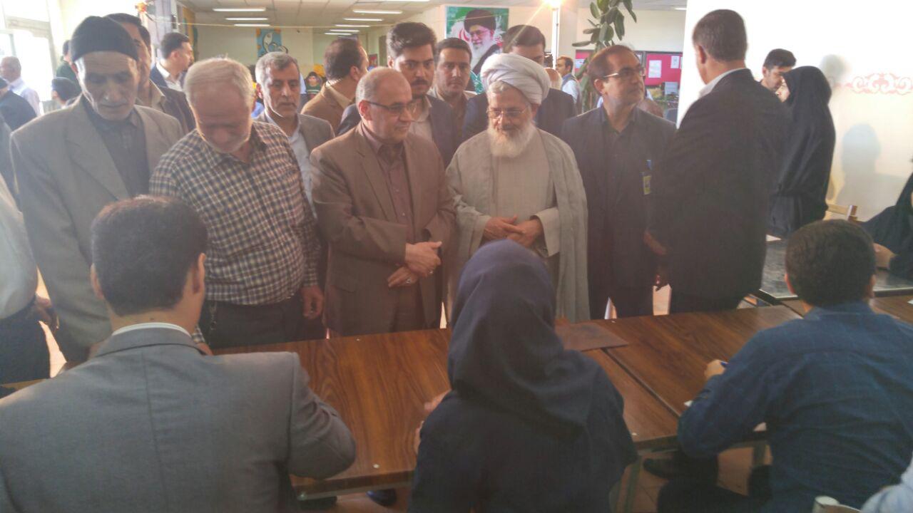 حضور امام جمعه زنجان  و استاندار در پای صندوق رای