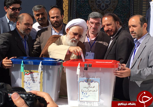 نماینده ولی فقیه در فارس رای خود را به صندوق انداخت + تصاویر