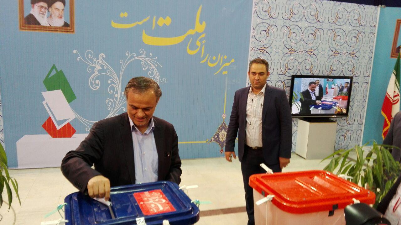 استاندار کرمان رای خود را به صندوق انداخت