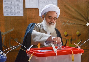 نماینده ولی فقیه در استان و امام جمعه کرمانشاه رای خود را به صندوق انداخت