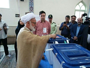 آیت‌الله دری نجف‌آبادی رأی خود را به صندوق انداخت
