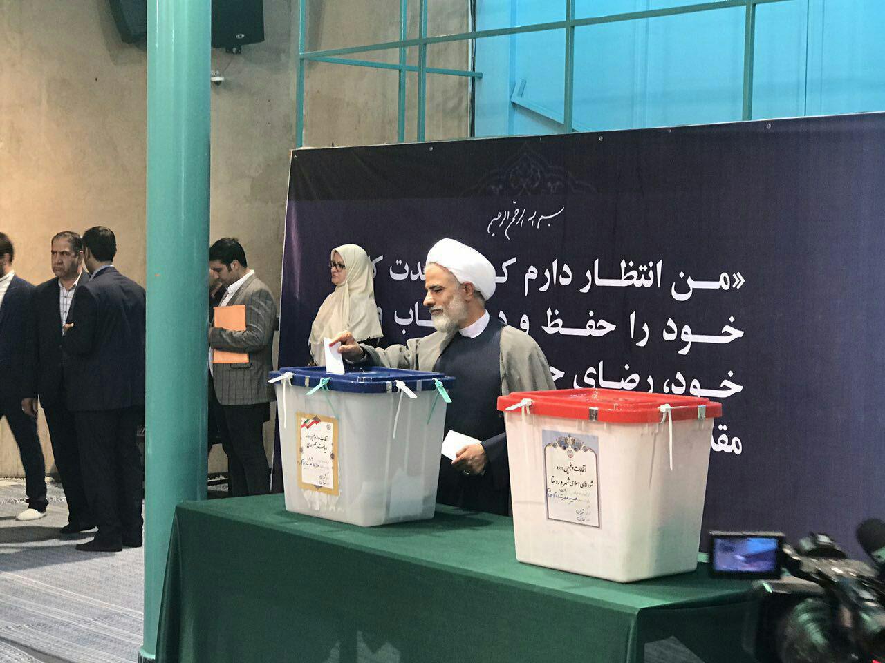 معاون حقوقی رییس جمهور در حسینیه جماران در انتخابات شرکت کرد+ تصویر