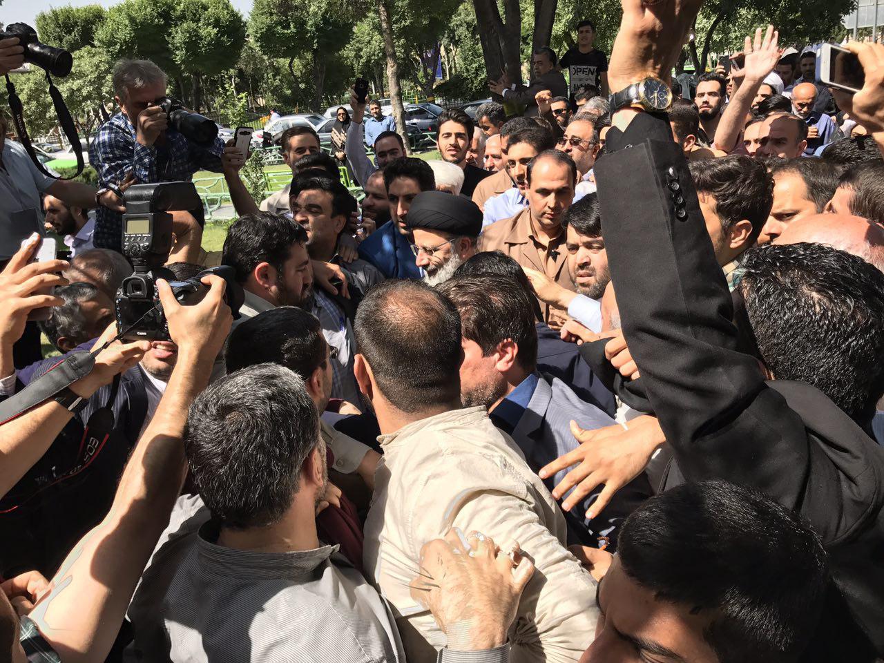 حجت الاسلام رييسى وارد مسجد ارشاد شهر رى شد+ تصاویر