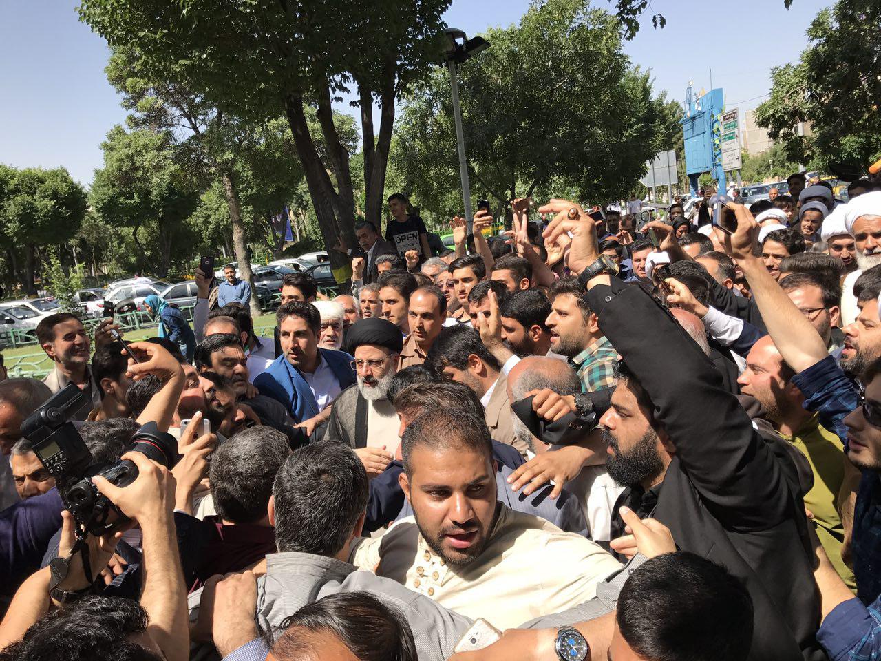 حجت الاسلام رييسى وارد مسجد ارشاد شهر رى شد+ تصاویر