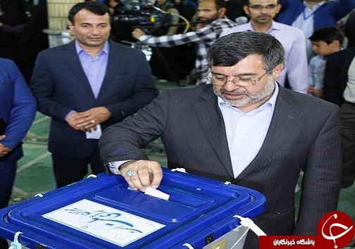 استاندار قزوین در صف رای گیری