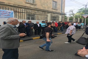 صف طولانی اخذ رای در مقابل سفارت ایران در "ایروان"