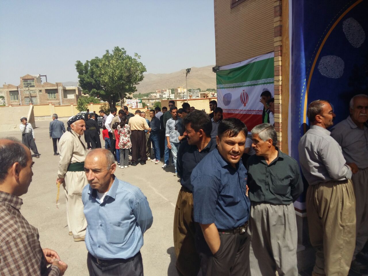 سنگ تمام مهابادی ها برای حضور در انتخابات
