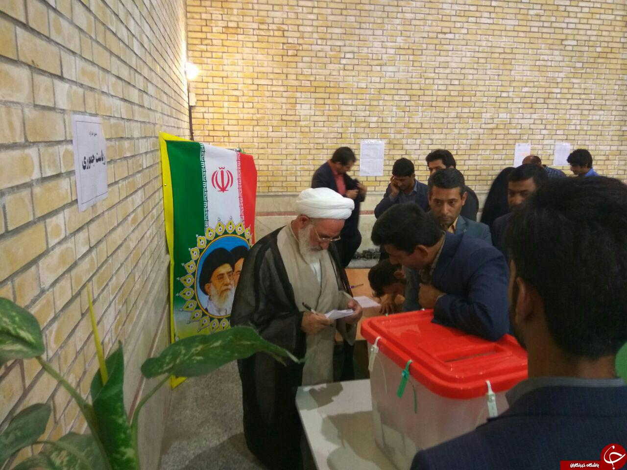 حضور آیت الله سلیمانی نماینده ولی فقیه در سیستان وبلوچستان در محل اخذ رای