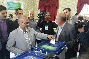 استاندار مرکزی رأی خود را به صندوق انداخت