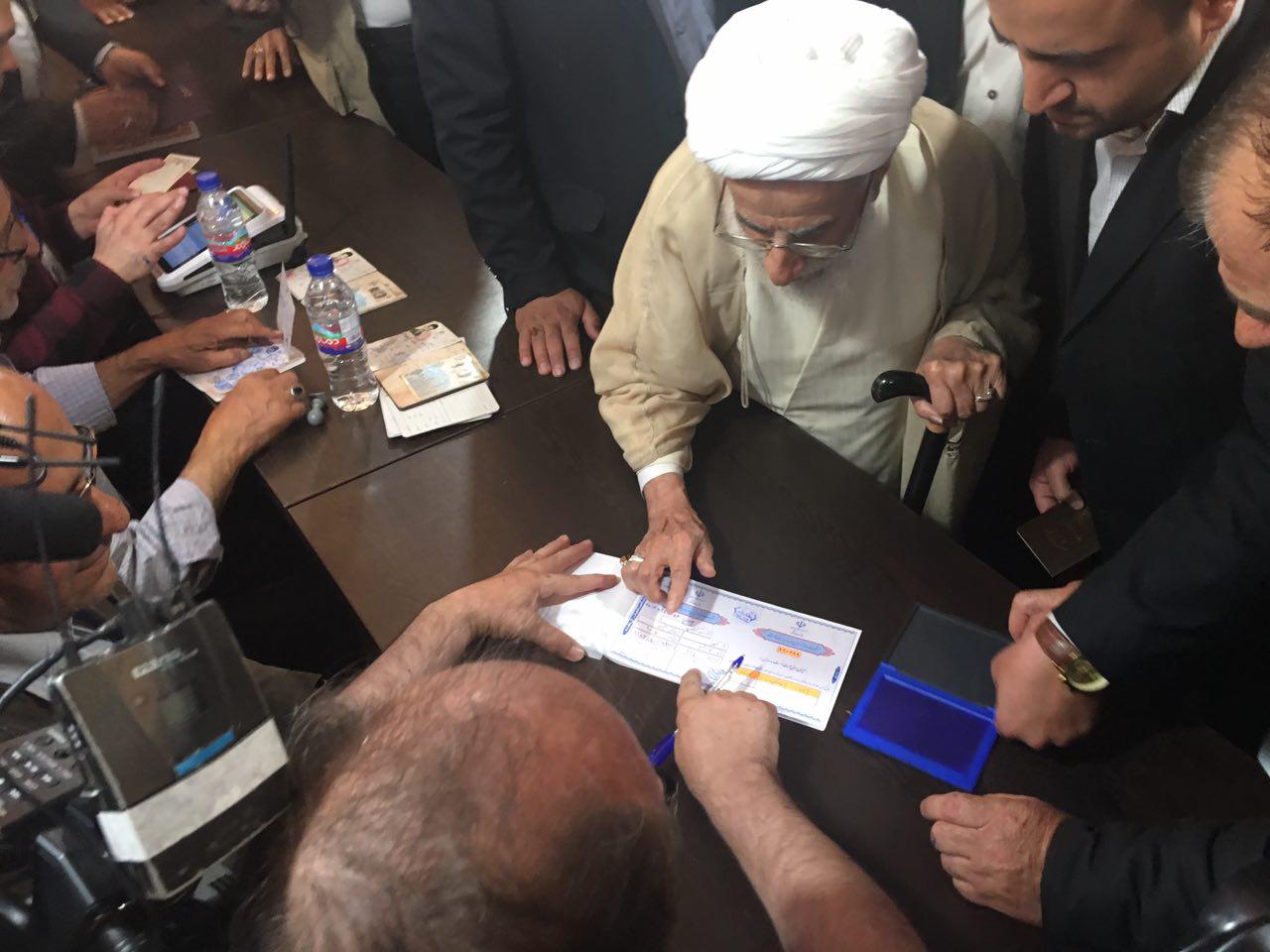 آیت&zwnj;الله جنتی رأی خود را  به صندوق انداخت+تصویر