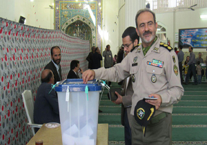 حضور نیروهای ارتش جمهوری اسلامی ایران در صف اخذ رأی + تصاویر