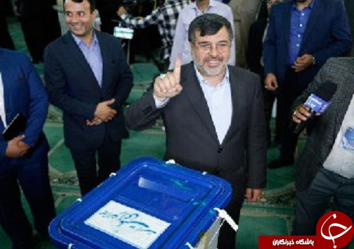 استاندار قزوین در صف رای گیری