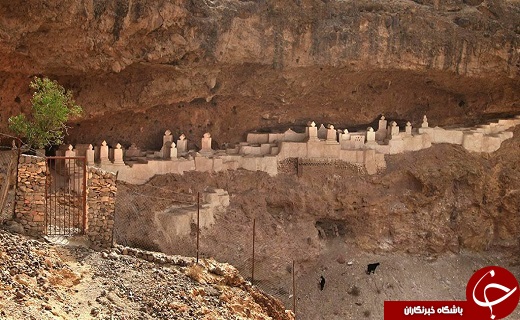 قبرستانی در دل صخره
