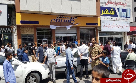 تجمع سپرده گذاران بازهم مقابل این موسسه درخیابان بهشتی زاهدان+تصاویر