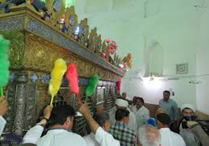غباروبی و عطرافشانی بقعه متبرکه حضرت ایوب نبی(ع)