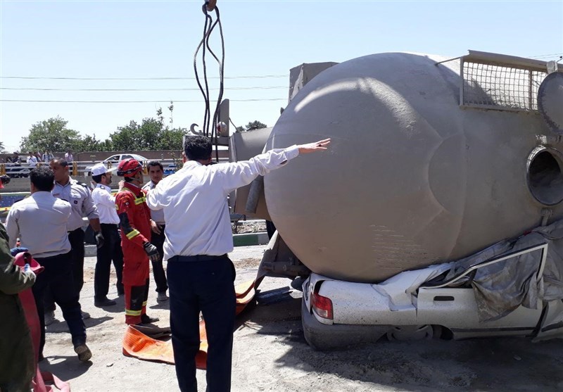جزییات واژگونی بونکر سیمان بر روی خودرو پراید/ حادثه 2 کشته بر جای گذاشت