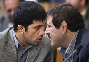 زیر دو خم های جدیدی و دبیر روی تشک شورای شهر