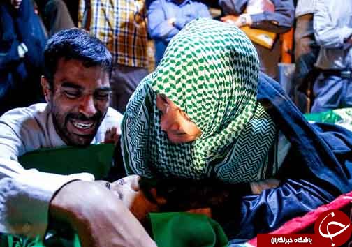 آخرین دعای مادر در وداع با پیکر فرزند / حاشیه وداع با پیکر شهید مدافع حرم &laquo;علیرضا قبادی&raquo;+عکس