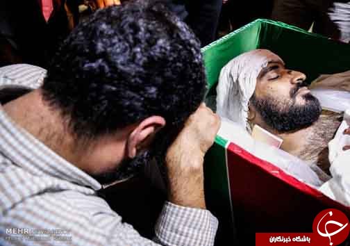 آخرین دعای مادر در وداع با پیکر فرزند / حاشیه وداع با پیکر شهید مدافع حرم &laquo;علیرضا قبادی&raquo;+عکس