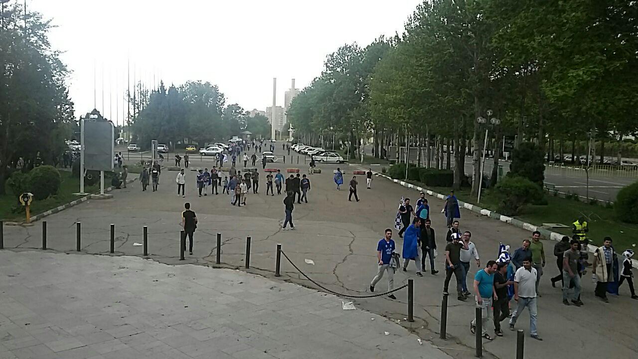 آماده سازى طرح موزاييكى در ورزشگاه آزادی/ بازار سیاه بلیت فروشی در ورزشگاه/ شعار آبی ها علیه بازیکن پرسپولیسی