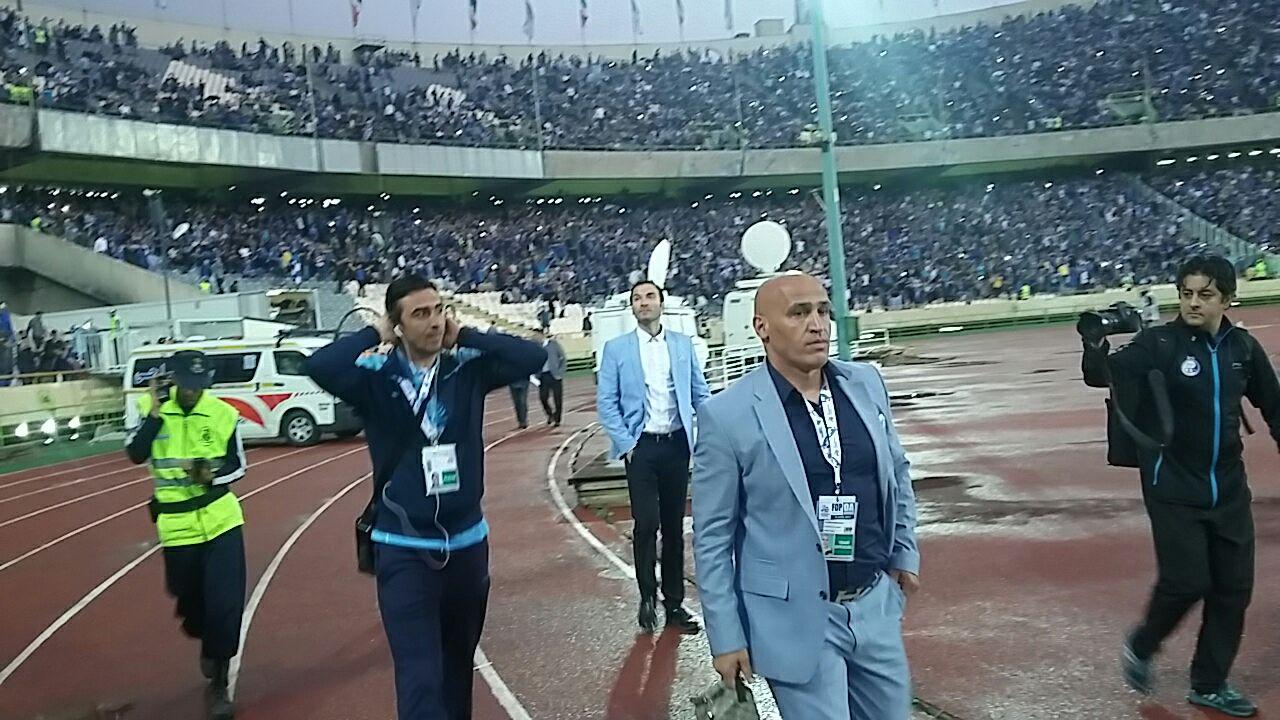 آماده سازى طرح موزاييكى در ورزشگاه آزادی/ بازار سیاه بلیت فروشی در ورزشگاه/ شعار آبی ها علیه بازیکن پرسپولیسی