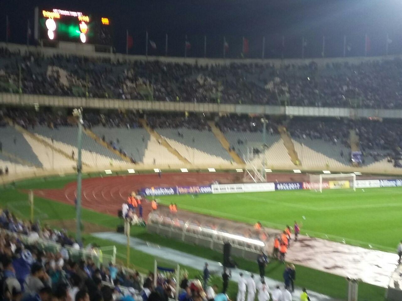 آماده سازى طرح موزاييكى در ورزشگاه آزادی/ حضور 70 هزار هوادار استقلال در ورزشگاه/ شعار آبی ها علیه بازیکن پرسپولیسی