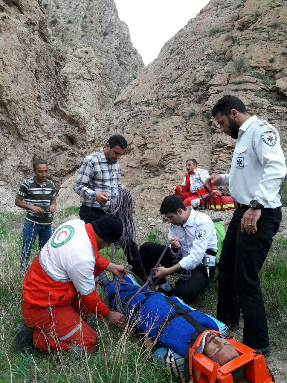 سقوط جوان ۲۹ ساله در کوهستان&zwnj;های اطراف ساوه + تصاویر
