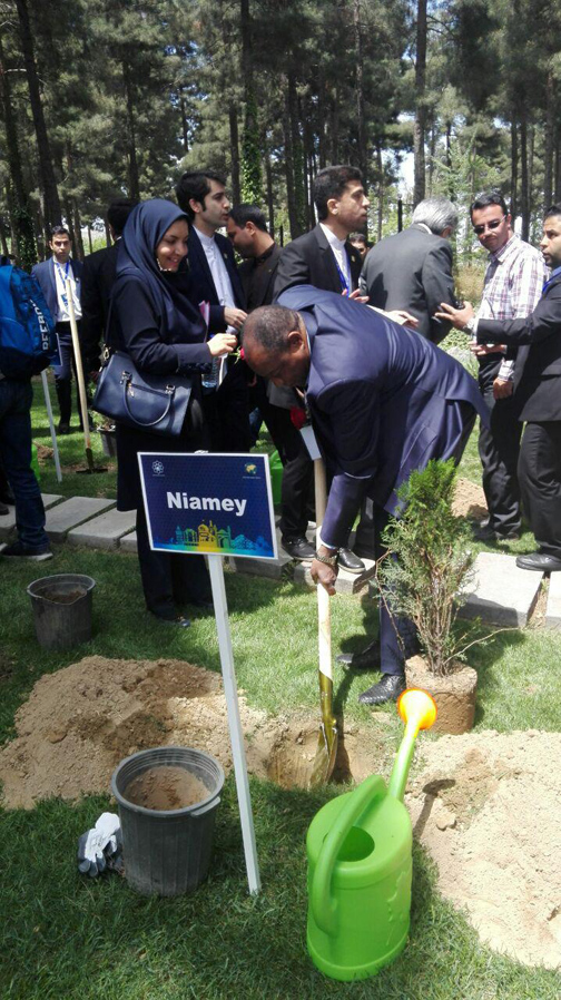 بازدید جمعی از شهرداران جهان اسلام از باغ گیاه شناسی مشهد+تصاویر