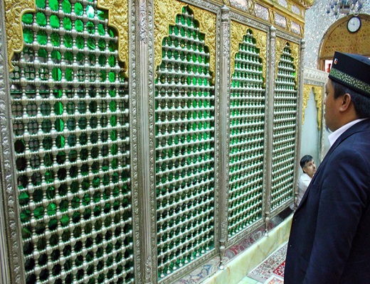 قاری بین&zwnj;المللی درکنار تربت پاک شهید دانش+تصویر
