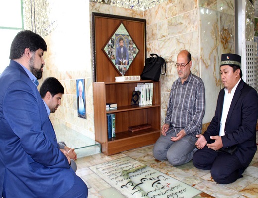 قاری بین&zwnj;المللی درکنار تربت پاک شهید دانش+تصویر
