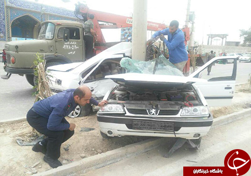 برخورد پژو با تیر چراغ برق حادثه آفرید + تصاویر