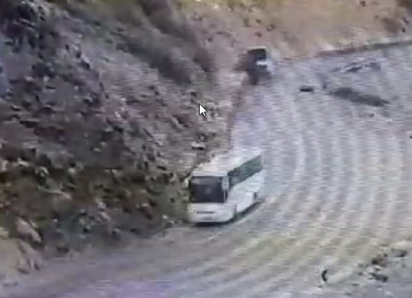 برخورد اتوبوس به کوه در جاده هزار+فیلم