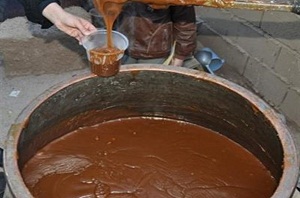 مراسم نذری سمنو پزان در پرندک برگزار شد