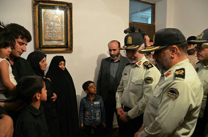 دیدار جانشین نیروی انتظامی از خانواده شهید علی پودینه&zwnj;ای در زاهدان