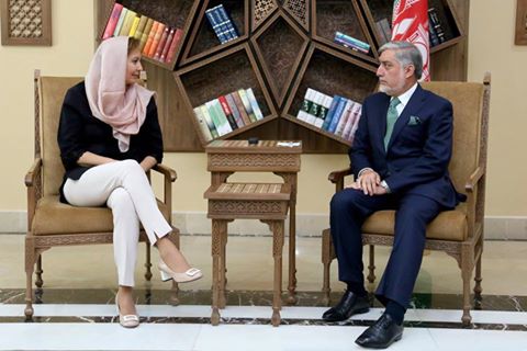 معاون سازمان بین المللی مهاجرت در مورد مشكلات مهاجرين افغانستان با عبدالله دیدار نمود