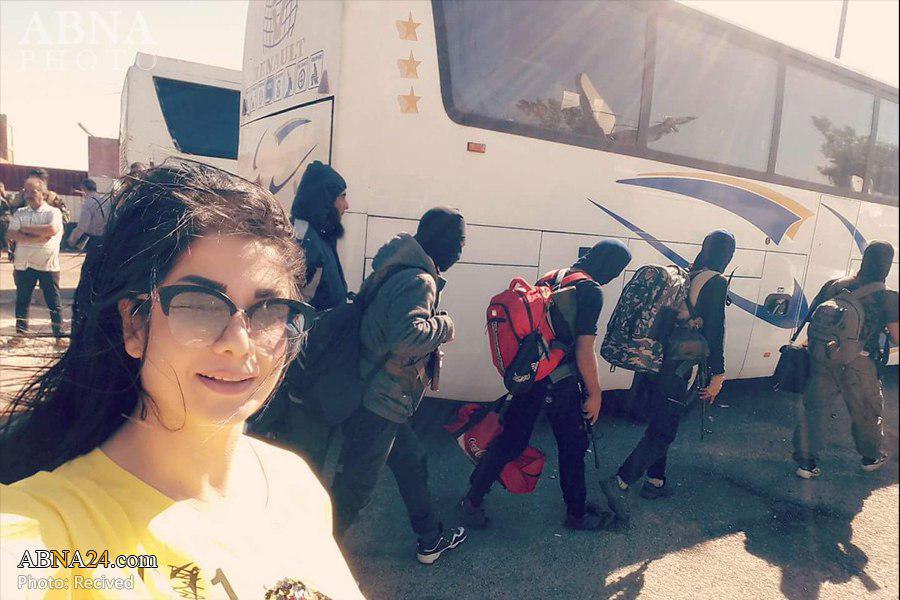 سلفی دختر سوری با تروریست های اسیر شده در حمص