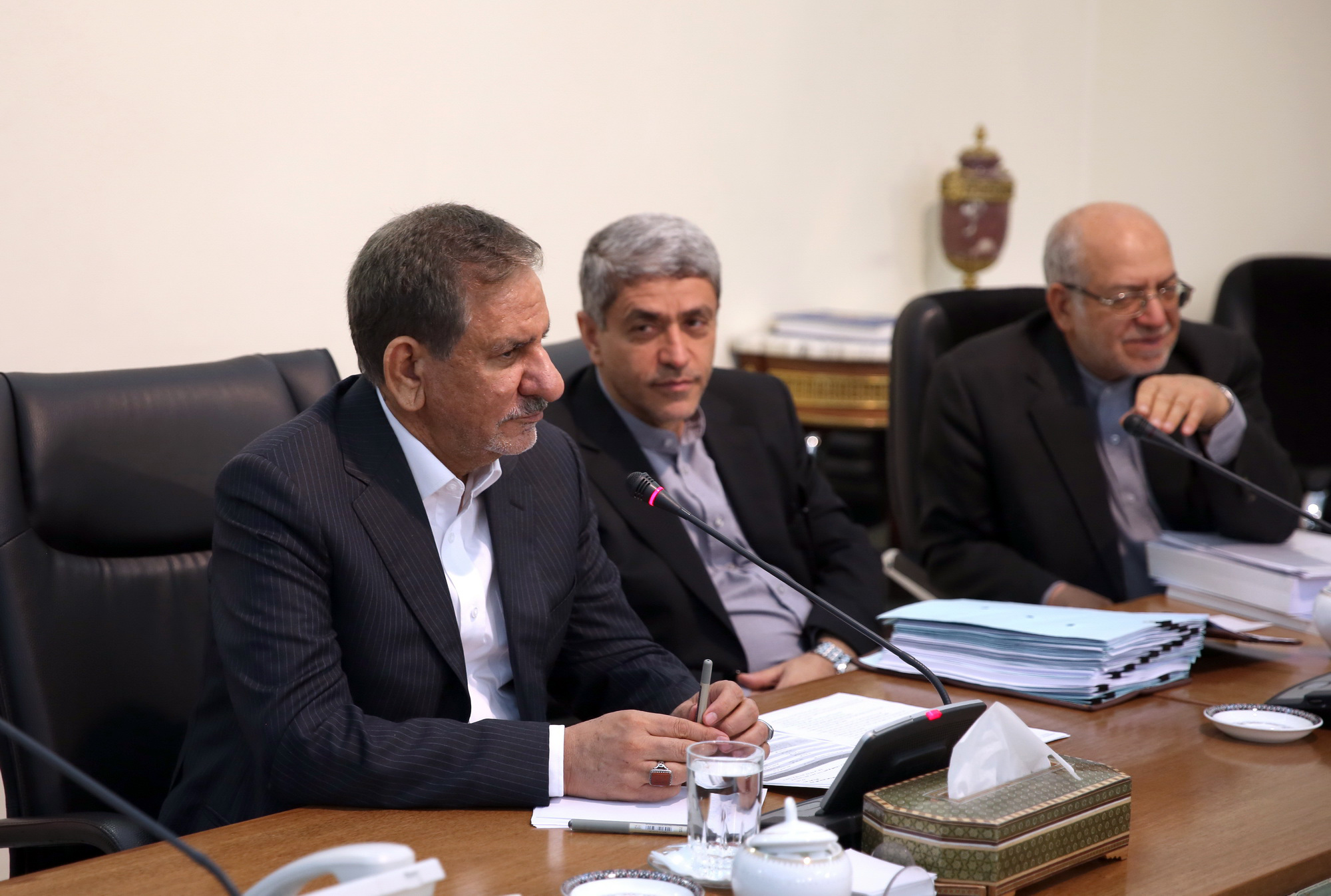 تشكیل جلسه شورای اقتصاد به ریاست جهانگیری/ تصویب طرح توسعه حمل و نقل مسافر با مترو در 9 كلان شهر كشور