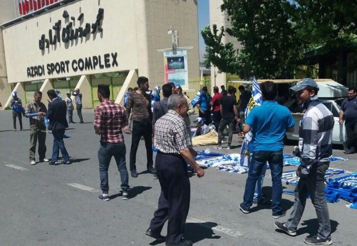 حضور هواداران استقلال پشت درب های ورزشگاه آزادی/منصوریان تشویق شد