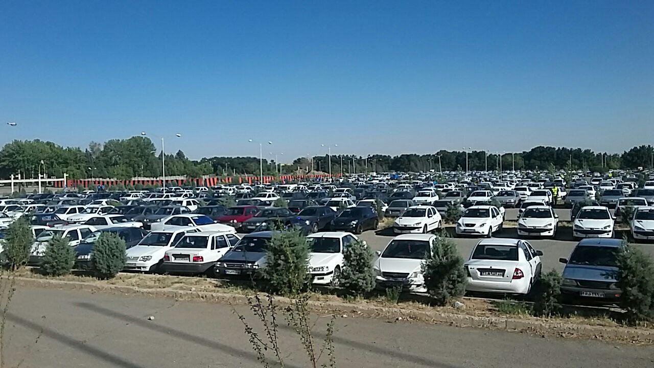 حضور هواداران استقلال پشت درب های ورزشگاه آزادی/منصوریان تشویق شد
