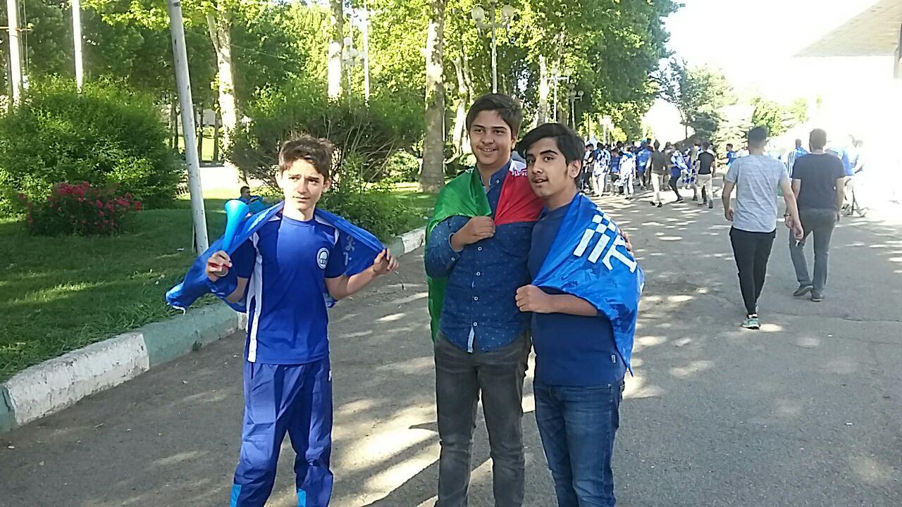 حضور هواداران استقلال پشت درب های ورزشگاه آزادی/منصوریان تشویق شد