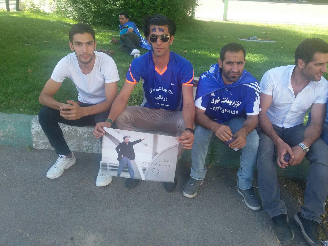 حضور هواداران استقلال پشت درب های ورزشگاه آزادی/منصوریان تشویق شد