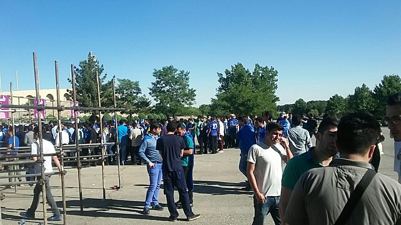 حضور هواداران استقلال پشت درب های ورزشگاه آزادی/منصوریان تشویق شد