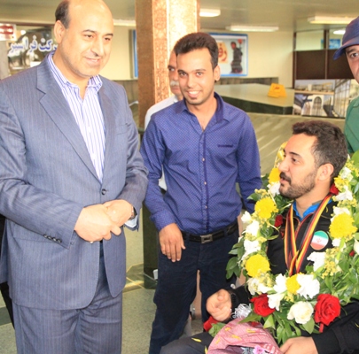 قهرمان شنای جهان به کمک زندانیان غیرعمد می شتابد
