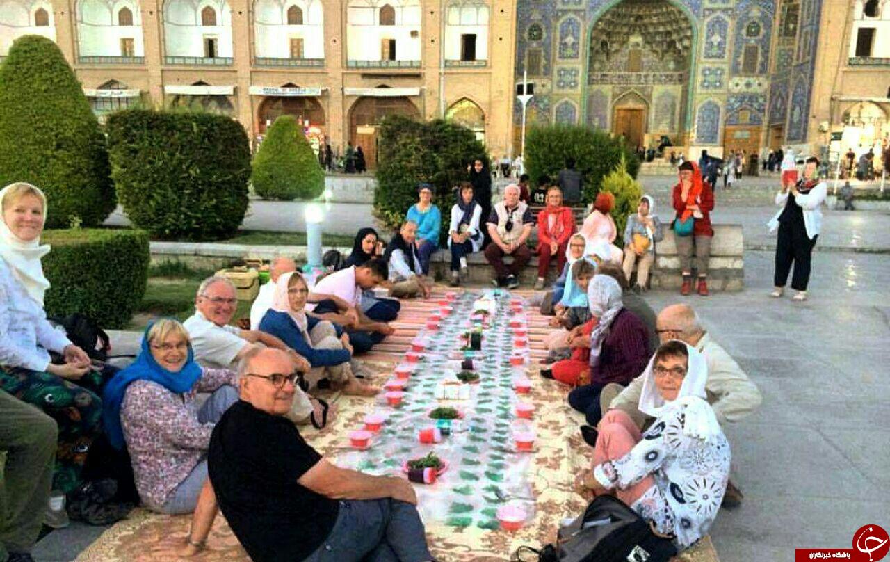 گردشگران خارجی بر سر سفره افطار+عکس