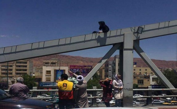 روحانی&zwnj;ای که از خودکشی دختر جوان جلوگیری کرد + فیلم