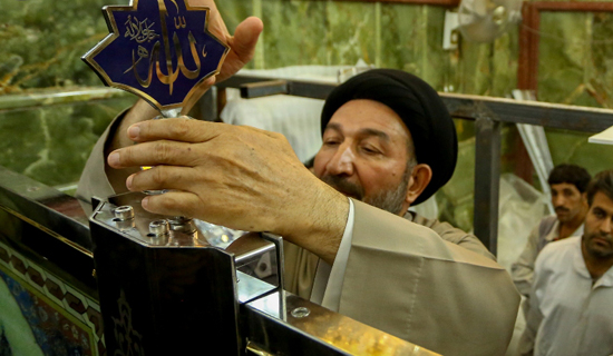 نصب حائل جدید به جای حائل چوبی در حرم مطهر امام علی(ع) با همت خیران ایرانی+تصاویر