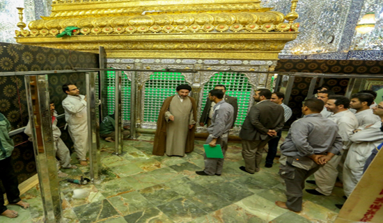 نصب حائل جدید به جای حائل چوبی در حرم مطهر امام علی(ع) با همت خیران ایرانی+تصاویر