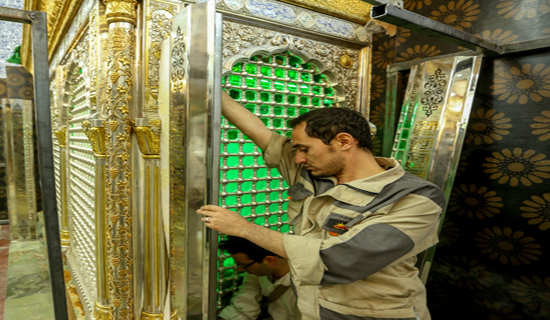 نصب حائل جدید به جای حائل چوبی در حرم مطهر امام علی(ع) با همت خیران ایرانی+تصاویر
